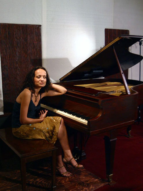 Ana-Maria-piano